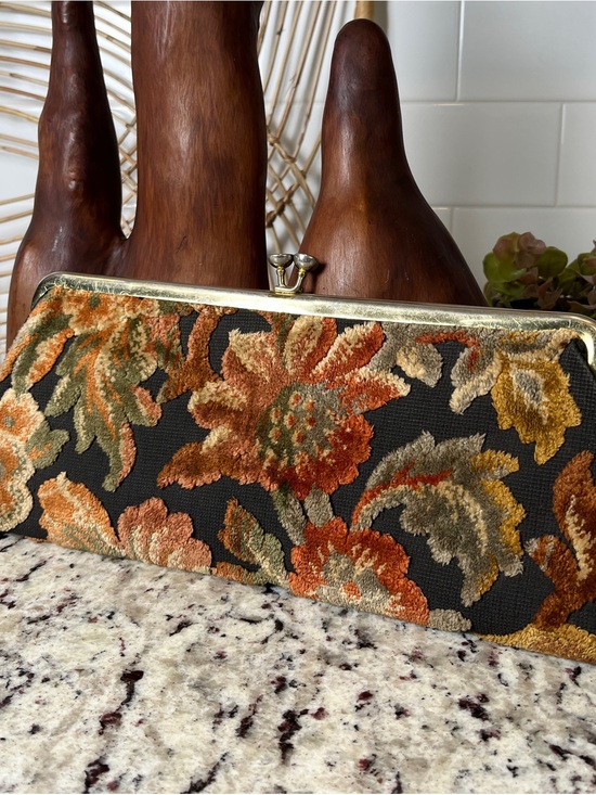 Vintage Handbags - Vintage Floral Tapestry Kisslock Clutch
